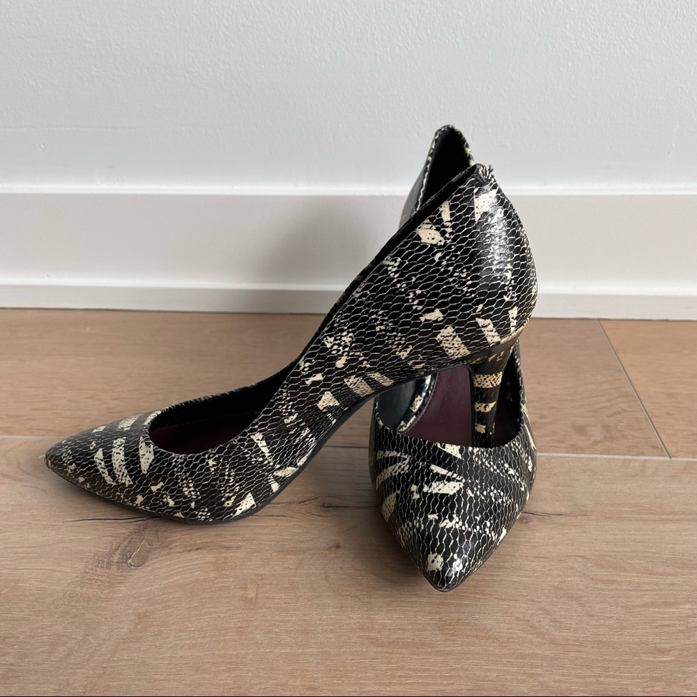 JESSICA SIMPSON Black and Beige Patterned Heels